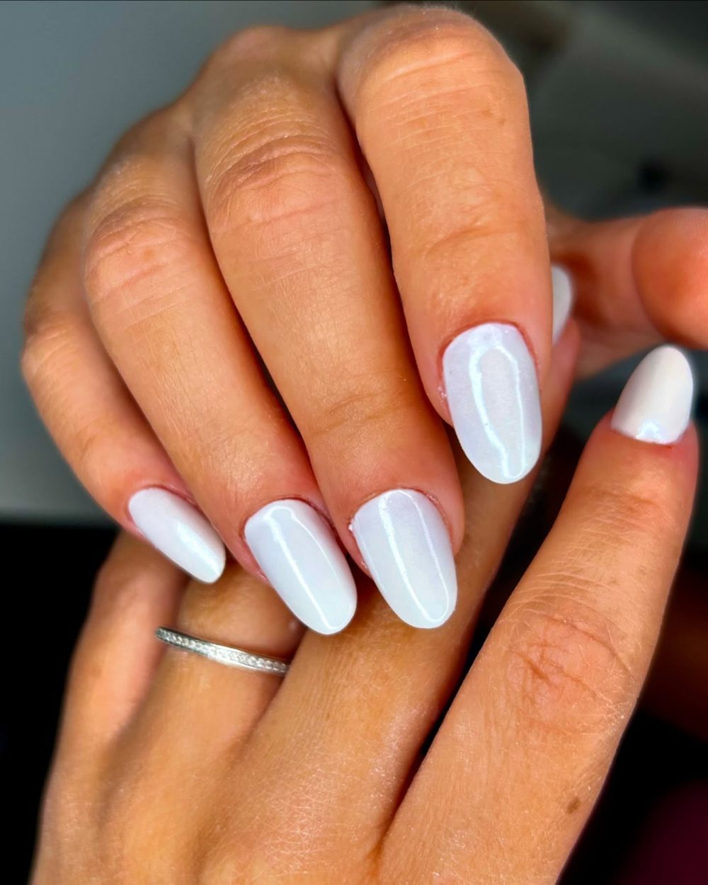Manicure con smalto bianco perlato realizzata nello studio